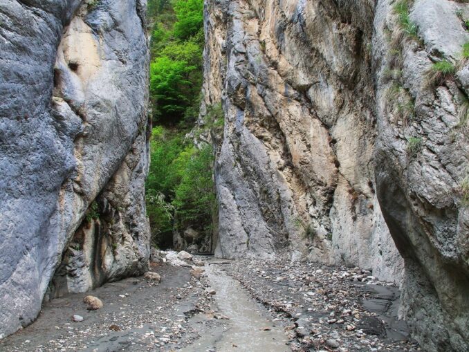 Карадахская теснина - эту природную достопримечательность Дагестана стоит посещать в хорошую погоду