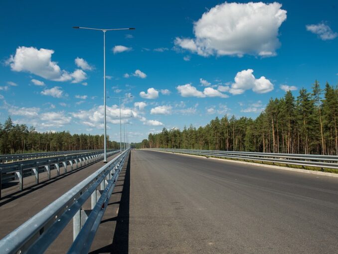 По автостраде М-11 можно доехать из Москвы до Мурманска на машине
