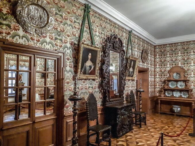 В Санкт-Петербурге стоит посетить Меншиковский дворец