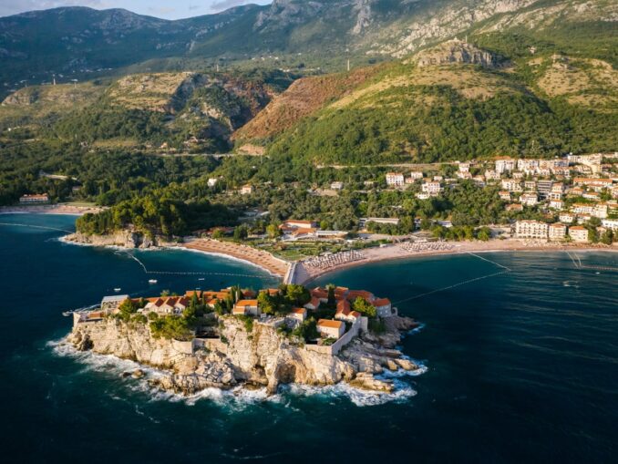 Пляжи Милочера - в Черногории в начале июня уже можно купаться в море