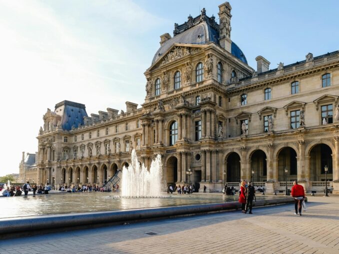 Louvre - In Paris in May is warm weather