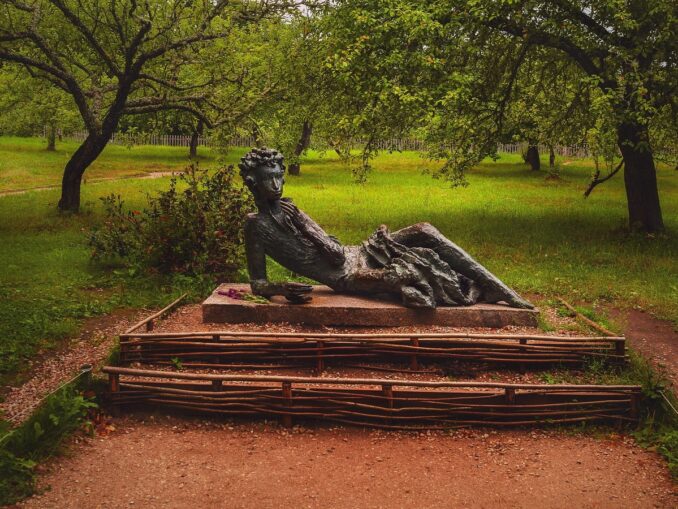 Памятник Пушкину - по дороге из Москвы до Пскова стоит посмотреть Пушкинские горы