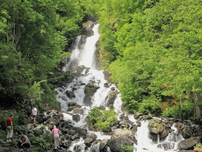 Молочный водопад можно осмотреть в Абхазии по пути на Рицу
