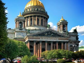 Исаакиевский собор - в Санкт-Петербурге в июле тепло и солнечно