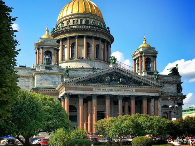 Исаакиевский собор - в Санкт-Петербурге в июле тепло и солнечно