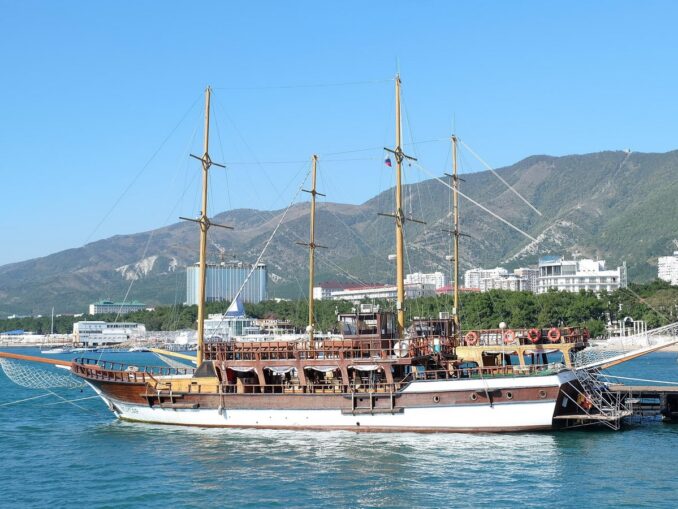 Проогулочный корабль в Геленджике