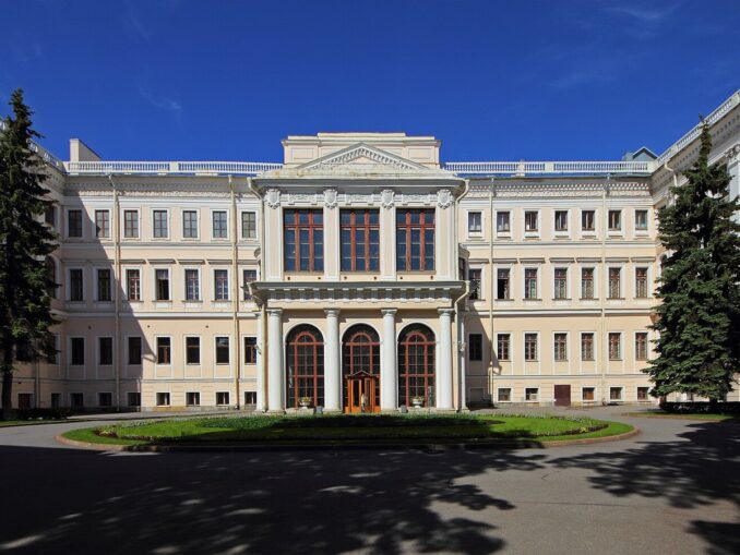 Аничков дворец можно посетить в Питере с экскурсией