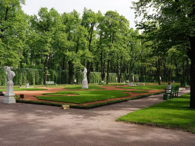 В июне в Питере хорошо гулять по Летнему саду