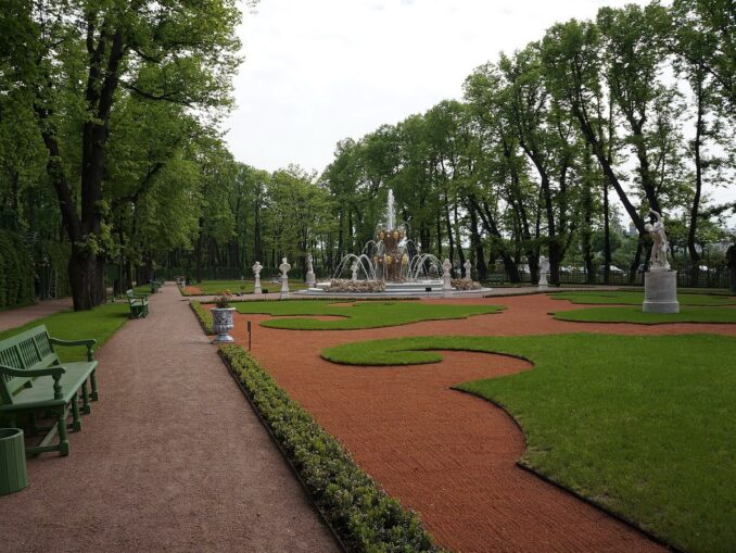 In July in St. Petersburg, it’s good to walk around the summer garden