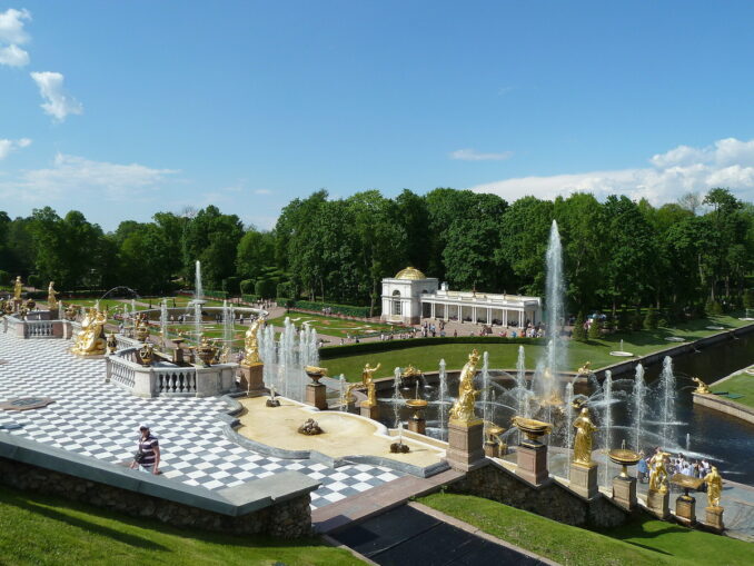 During the period of white nights, it is worth visiting Peterhof