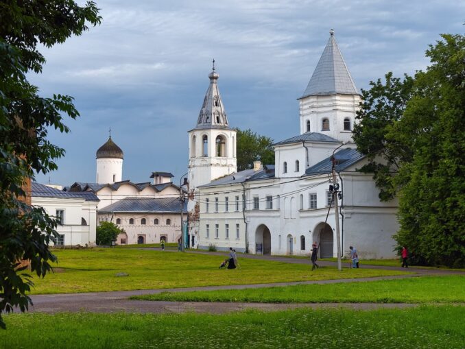 Гостиный двор в Великом Новгороде нужно посмотреть в первую очередь