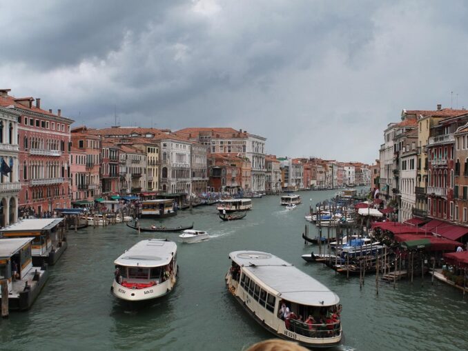 Гранд-канал - по Венеции лучше ездить на вапоретто