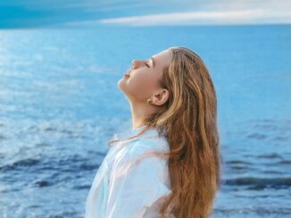 Девушка - летом в Калининграде стоит отдыхать на море!