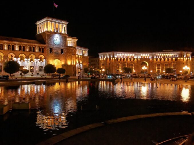 Площадь Республики в Ереване вечером