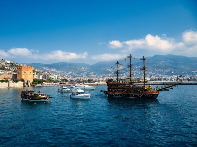 В Алании можно совершить круиз на "пиратском" судне