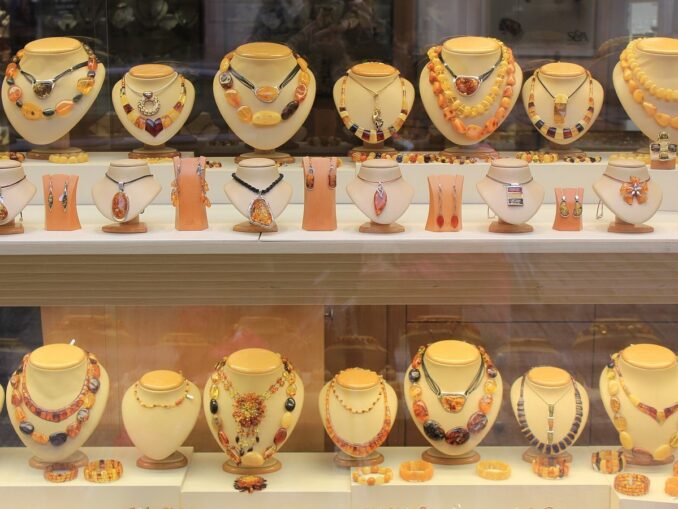 Украшения из янтаря в Калининграде, фото @Øyvind Holmstad/Wikimedia Commons Украшения из янтаря стоит купить туристу в Калининграде