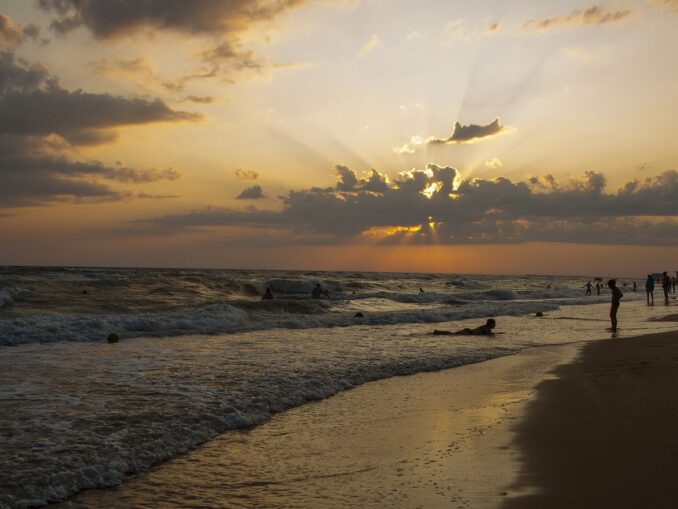 На пляже - с детьми в Анапу приезжают отдохнуть летом