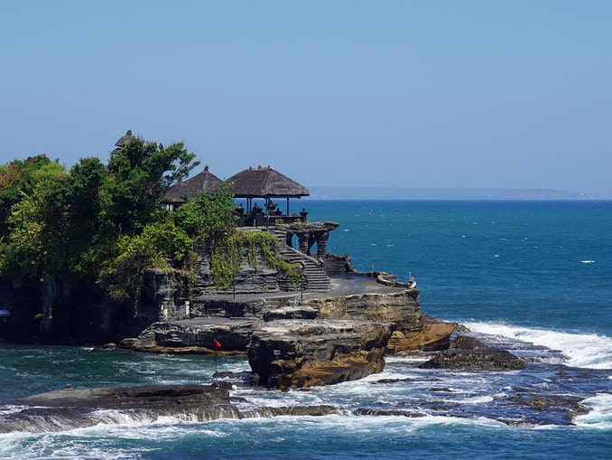 Храм Танах Лот нужно посмотреть на Бали