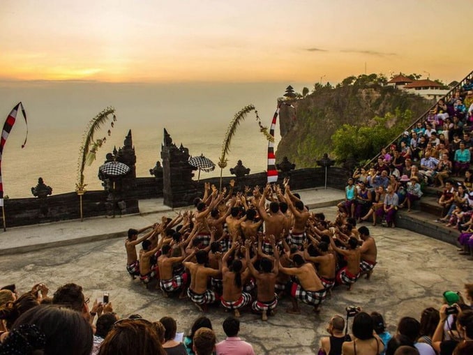 Танец Кечак у храма Улувату стоит посмотреть на Бали