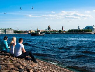 Лето - лучшее врмя для поездки в Санкт-Петербург