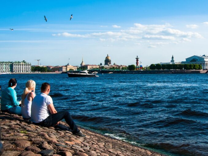 On the arrow of the Vasilievsky Island in St. Petersburg in August - warm, but Nezhark