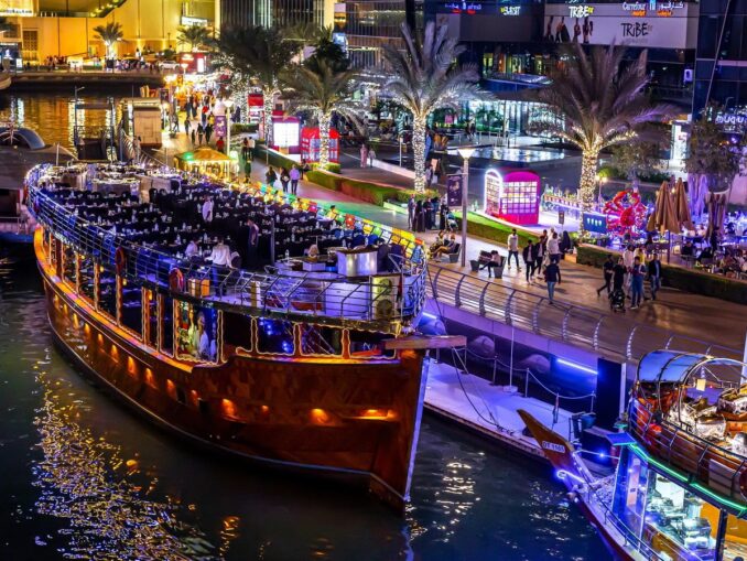 In July, it is better to walk in Dubai only in the evening