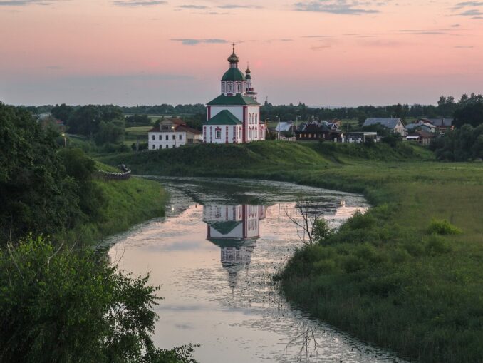 Ильинская церковь в Суздале на закате