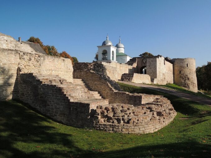 Из Пскова можно съездить в древний Изборск