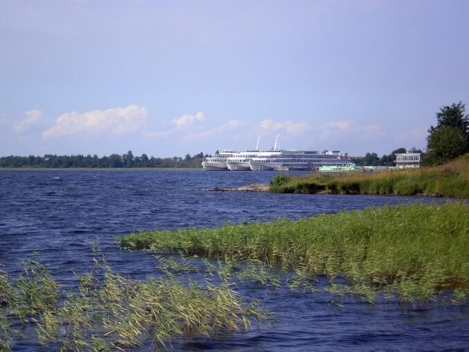 Добраться до острова Кижи можно на теплоходе или "Метеоре"