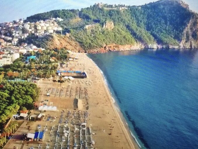 Пляж Клеопатры в Алании туристу сложно не посетить