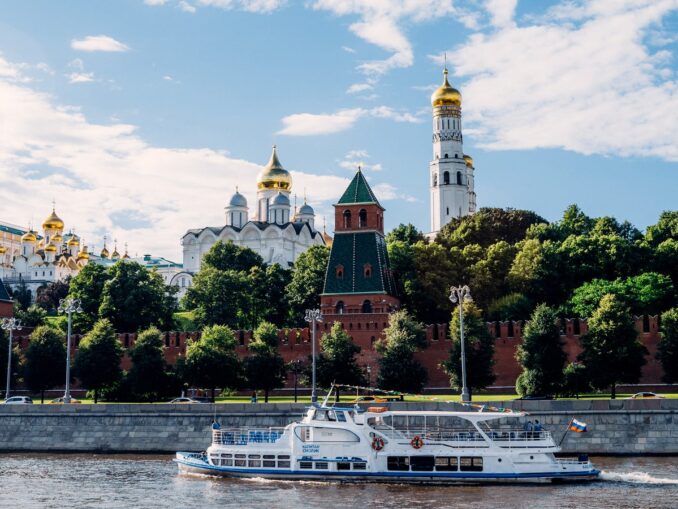 Москва, Кремлевская набережная, лето Москва - в столицу России лучше ехать летом