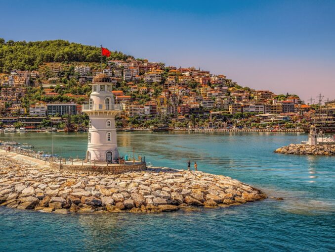 В Алании нужно обязательно сходил к маяку, символу курорта