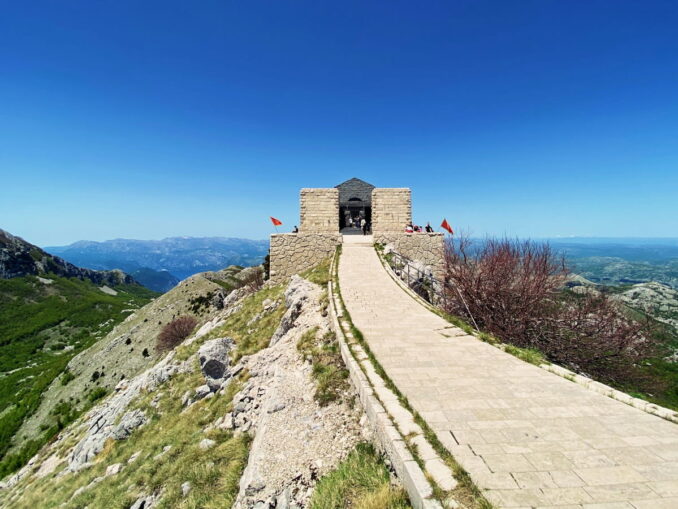 В Черногории обязательно сходить или съездить на Ловчен