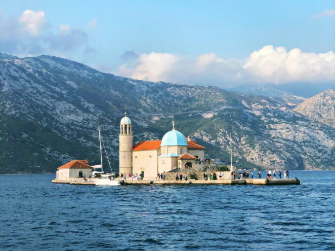 Остров Госпа од Шкрпела в Перасте - одна из известных достопримечательностей Черногории