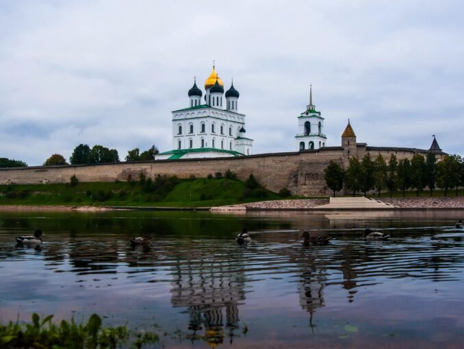 Кремль и Троицкий собор нужно посетить в Пскове в 1 же день