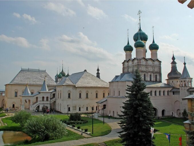 В Ростове Великом посмотреть Кремль нужно в первую очередь