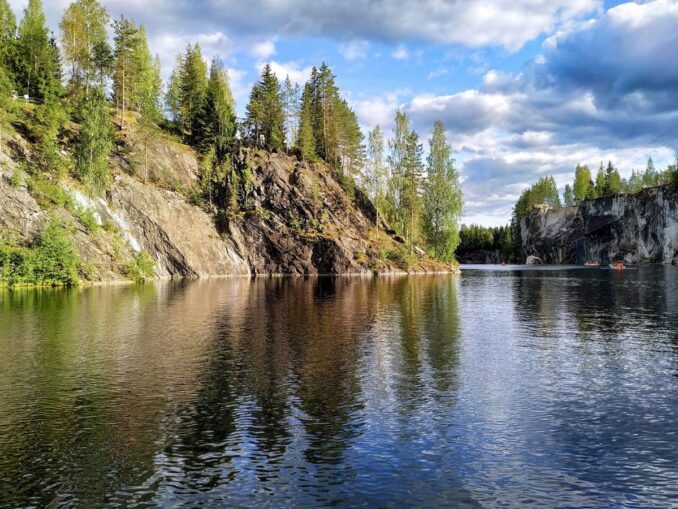 Парк Рускеала обязательно нужно посмотреть в Карелии