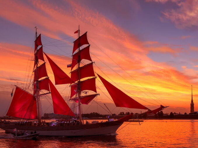 Бриг с алыми парусами в Санкт-Петербурге, фото mobinovyc/Pixabay Праздник "Алые Паруса" проходит в Санкт-Петербурге в начале лета