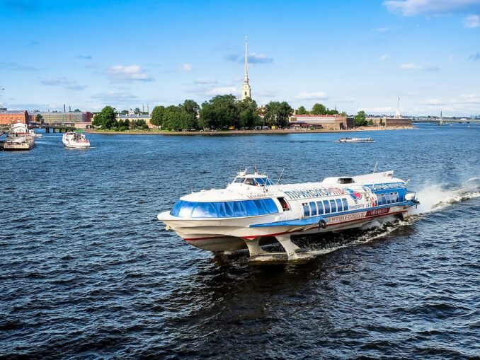 Метеор на Неве в Санкт-Петербурге "летит" в Петергоф