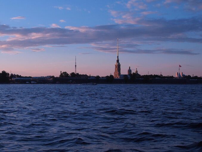 Белые ночи в Санкт-Петербурге, фото @epicantus/Pixabay.com Летом в России можно съездить посмотреть белые ночи в Санкт-Петербурге