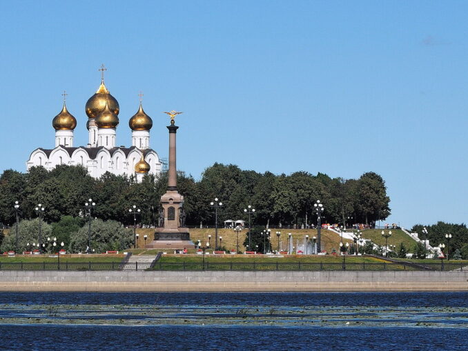 Успенский собор в первую очередь нужно увидеть туристу в Ярославле 