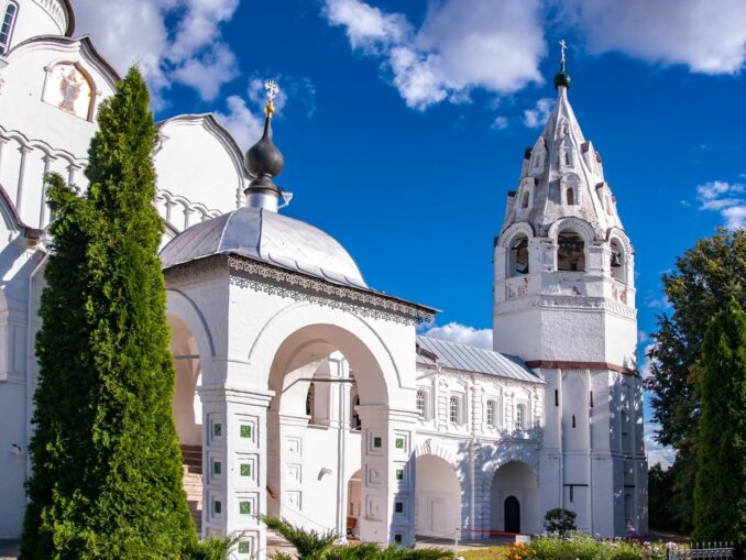 В Суздале стоит сходить в Свято-Покровский женский монастырь