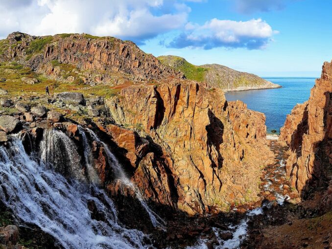 Скалы Териберки, Мурманская область, фото @ArtemGolubev80/Wikimedia Commons Летом в России можно поехать в Мурманск