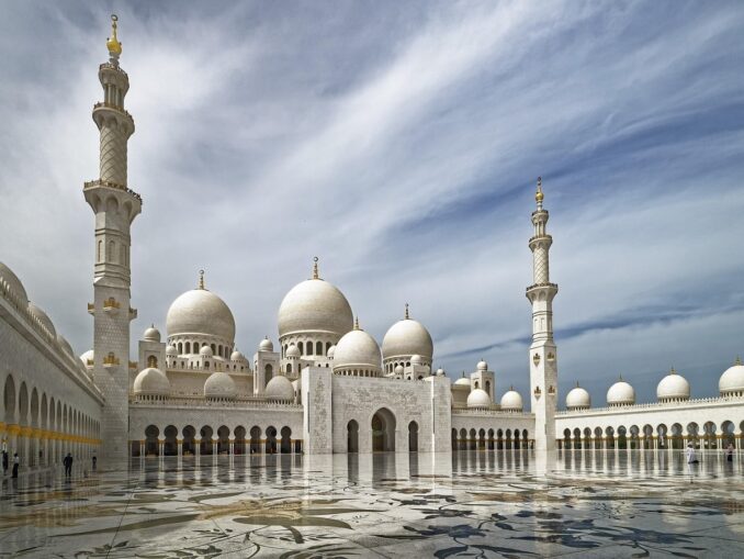 The heat in July in Dubai does not stop looking at the sights