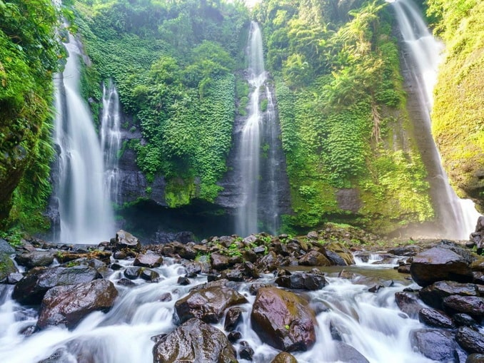 Комплекс из нескольких водопадов Секумпул стоит посетить на Бали