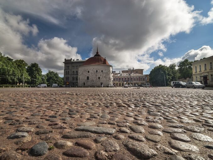 Добраться до Выборга из Санкт-Петербурга быстрее всего на поезде
