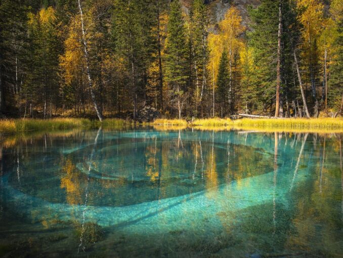 Geyseric lake on Altai in the fall
