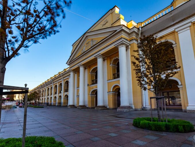 Гостиный двор - здесь в Санкт-Петербурге можно купить дорогие подарки