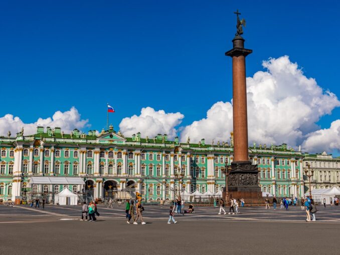 На Дворцовой площади в Санкт-Петербурге проводят праздник "Алые паруса"