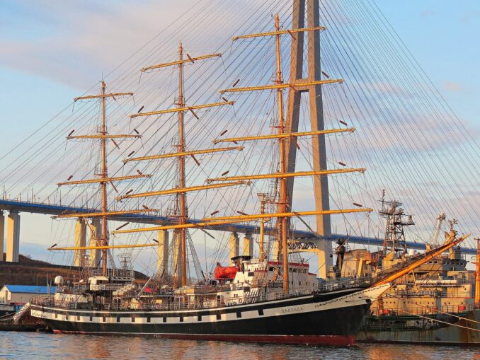 Парусные фрегаты во Владивостоке